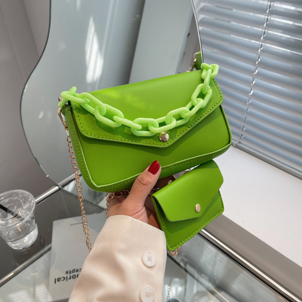 Нов модел малка дамска чанта от еко кожа с две дръжки