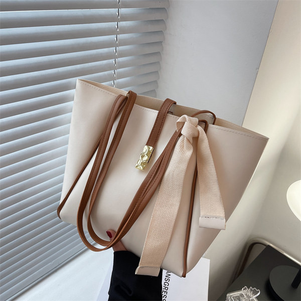 Ежедневна дамска чанта в три цвята за рамо