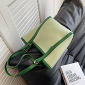 Дамска чанта тип торба с метална катарама