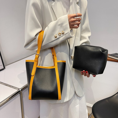 Дамска чанта тип торба с метална катарама