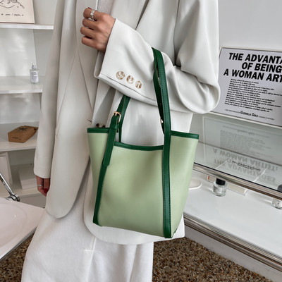 Дамска чанта тип торба с метална катарама