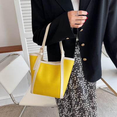 Дамска чанта тип торба с метална катарама