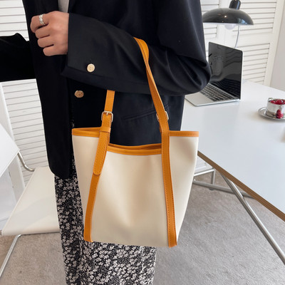 Дамска чанта тип торба с метална катарама