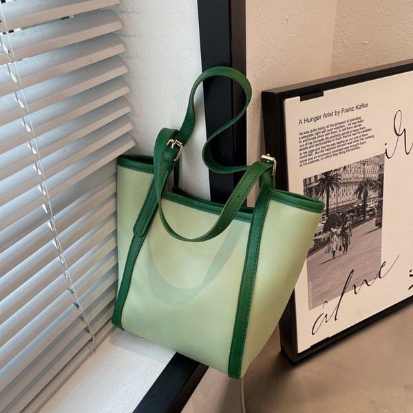 Дамска чанта тип торба с метална катарама 