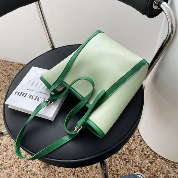 Дамска чанта тип торба с метална катарама 