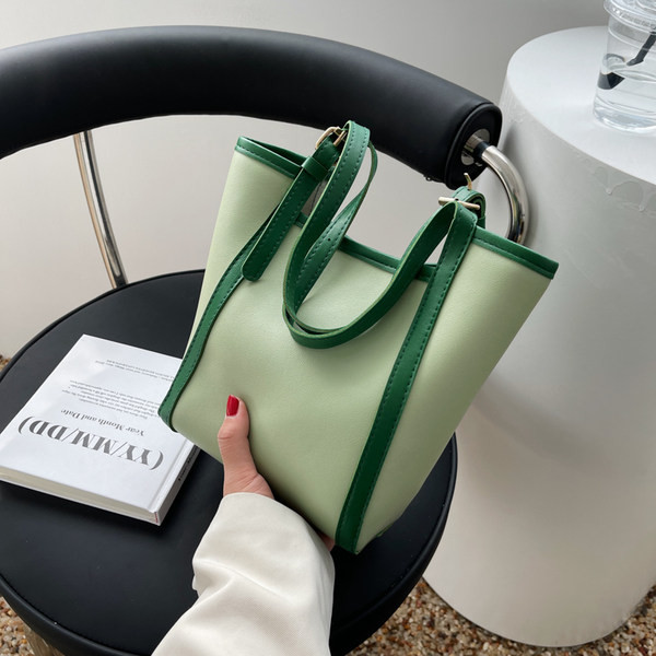 Дамска чанта тип торба с метална катарама 