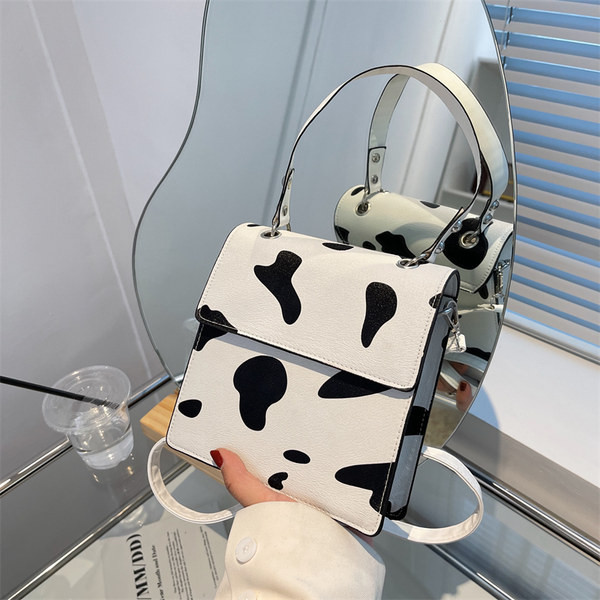 Дамска малка квадратна чанта от еко кожа с метално закопочаване