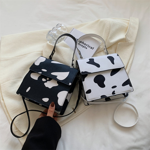 Дамска малка квадратна чанта от еко кожа с метално закопочаване