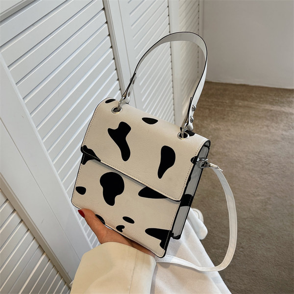 Дамска малка квадратна чанта от еко кожа с метално закопочаване