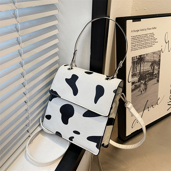 Дамска малка квадратна чанта от еко кожа с метално закопочаване