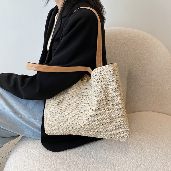 Дамска сламена чанта тип торба 