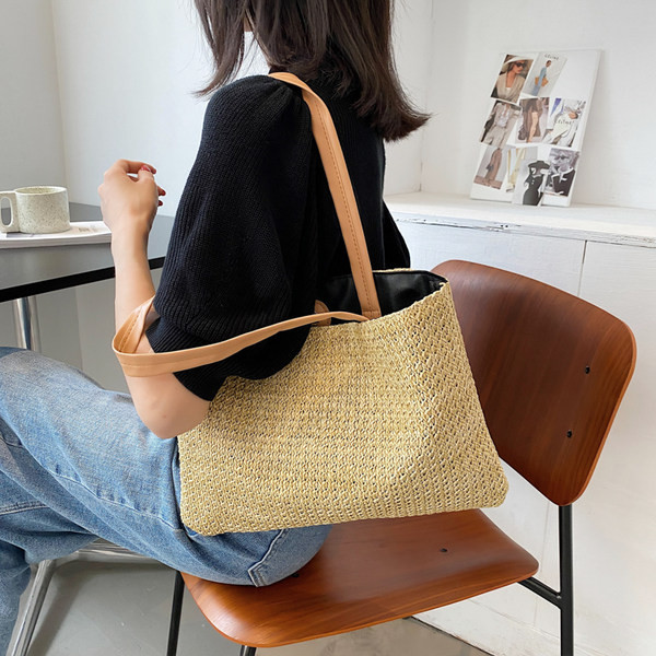 Дамска сламена чанта тип торба 