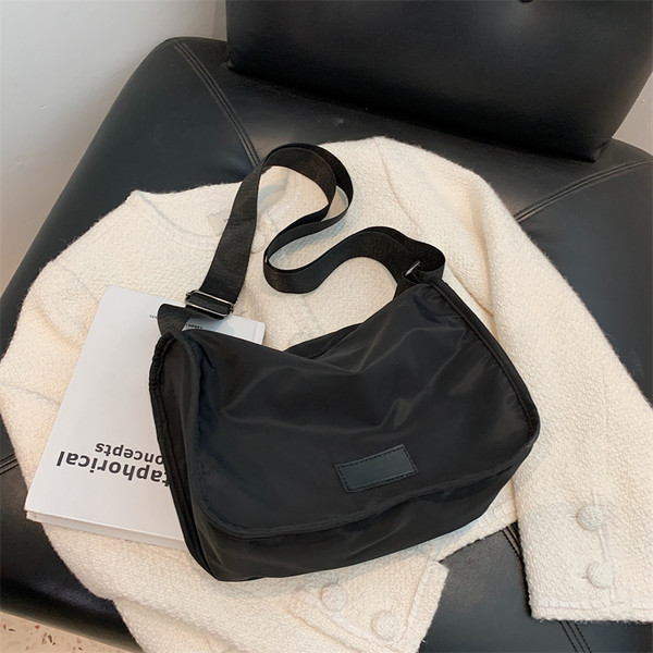 Ежедневна дамска текстилна чанта с емблема за рамо