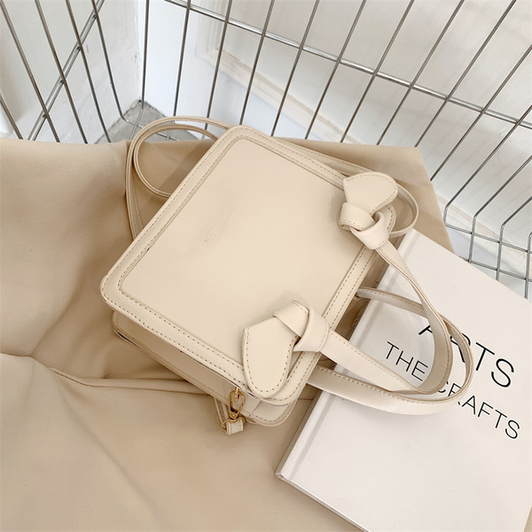 Ежедневна дамска чанта от еко кожа с дръжки