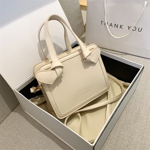 Ежедневна дамска чанта от еко кожа с дръжки