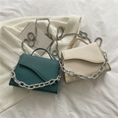 Дамска кожена малка чанта с метална верига