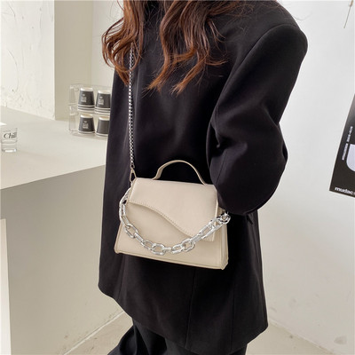 Дамска кожена малка чанта с метална верига