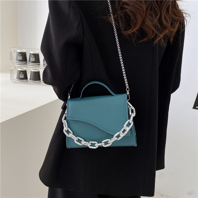 Дамска кожена малка чанта с метална верига