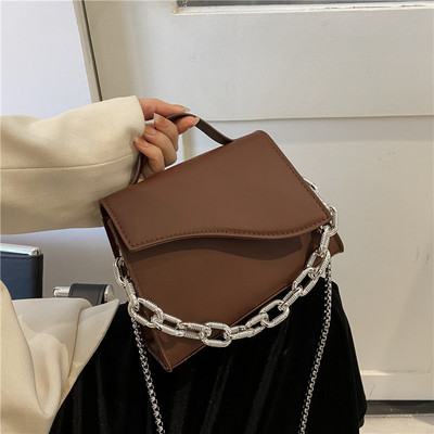 Дамска кожена малка чанта с метална верига