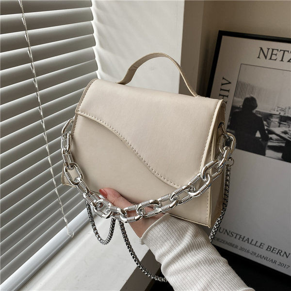 Дамска кожена малка чанта с метална верига 