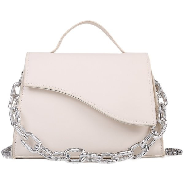 Дамска кожена малка чанта с метална верига 