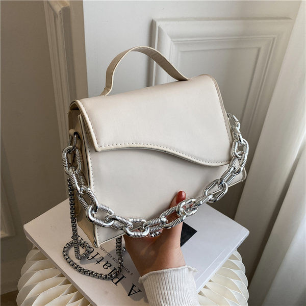 Дамска кожена малка чанта с метална верига 