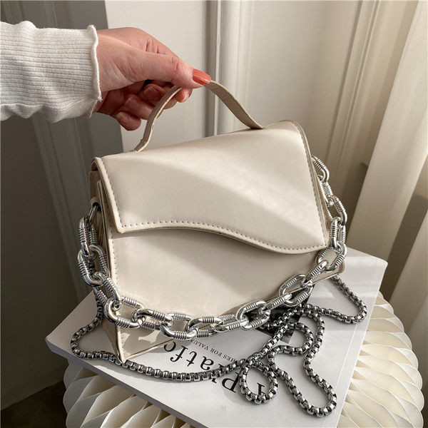Дамска кожена малка чанта с метална верига 