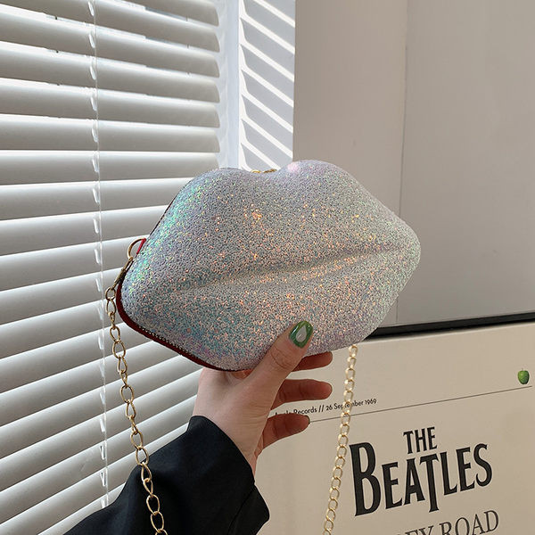 Лъскава дамска чанта с ципове