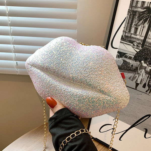 Лъскава дамска чанта с ципове