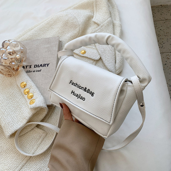 Дамска кожена квадратна чанта с надпис 