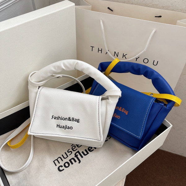 Дамска кожена квадратна чанта с надпис 