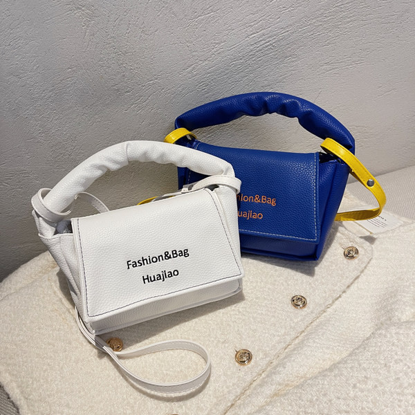 Дамска кожена квадратна чанта с надпис 