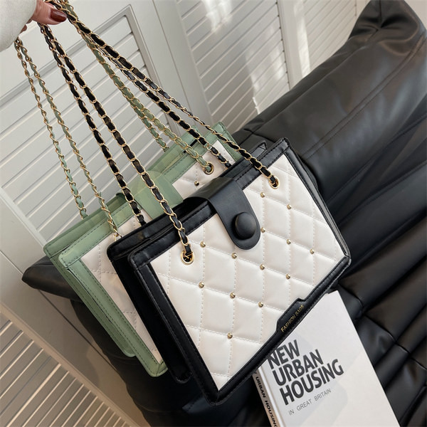 Модерна дамска кожена чанта с метални капси