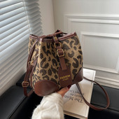 Μοντέρνα γυναικεία τσάντα με animal print και αγκράφα