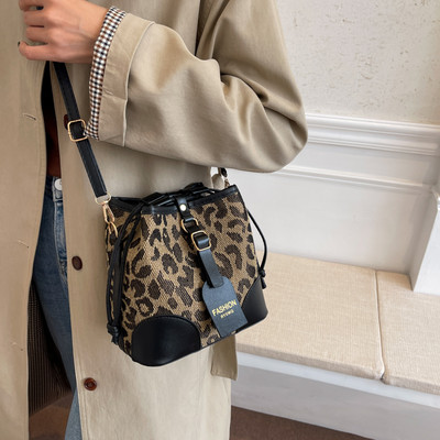Μοντέρνα γυναικεία τσάντα με animal print και αγκράφα