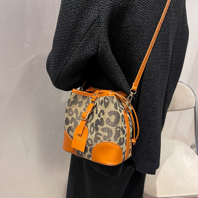 Μοντέρνα γυναικεία τσάντα με animal print και αγκράφα