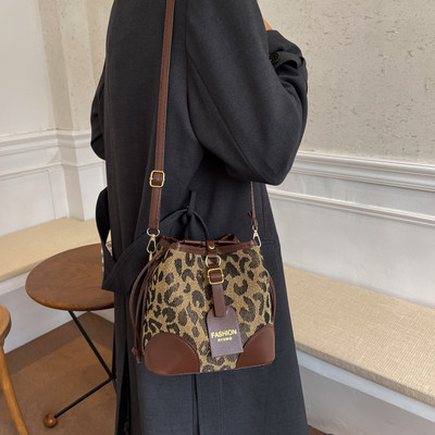 Μοντέρνα γυναικεία τσάντα με animal print και αγκράφα
