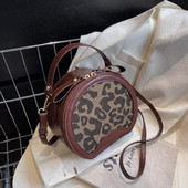 Γυναικεία στρογγυλή τσάντα με animal print