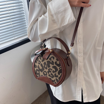 Γυναικεία στρογγυλή τσάντα με animal print