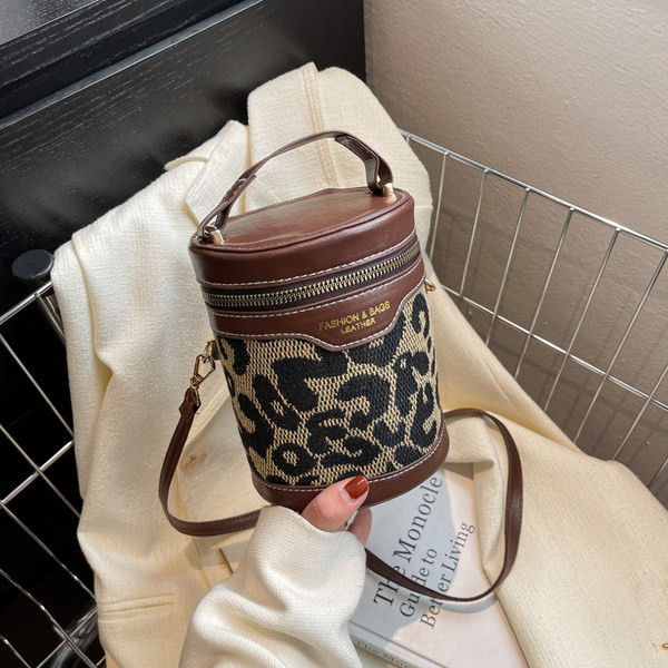 Ženska torba u obliku cilindra sa životinjskim uzorkom