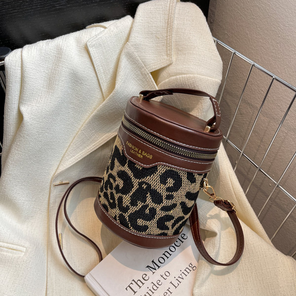 Ženska torba u obliku cilindra sa životinjskim uzorkom