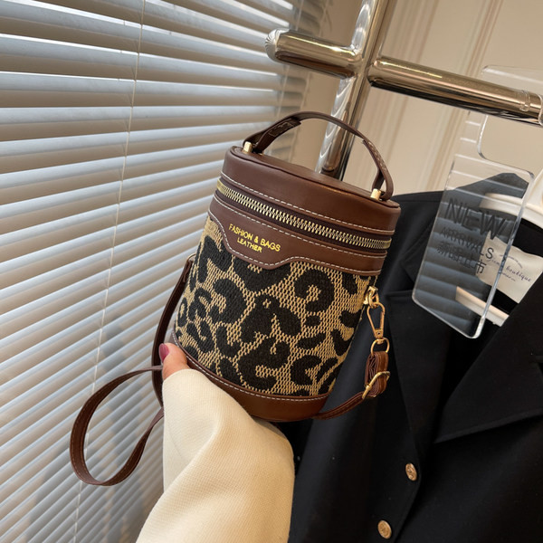 Ženska torba u obliku cilindra sa životinjskim uzorkom