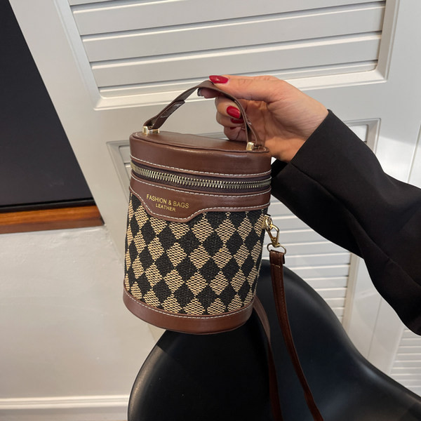 Ženska torba u obliku cilindra sa životinjskim uzorkom