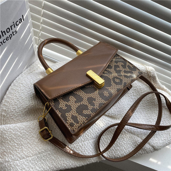 Дамска кожена квадратна чанта с животински принт