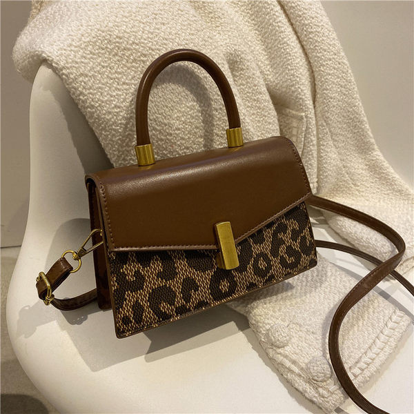 Дамска кожена квадратна чанта с животински принт