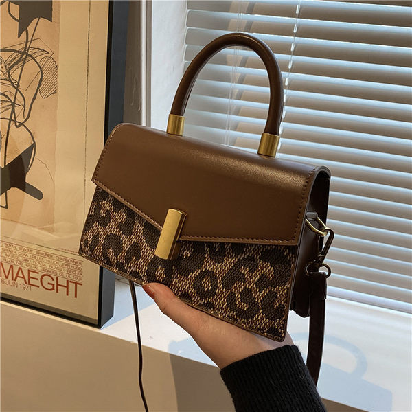 Дамска кожена квадратна чанта с животински принт