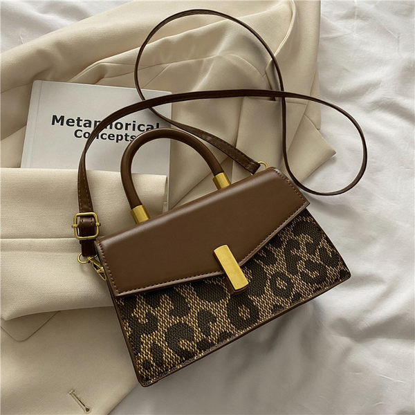 Дамска кожена квадратна чанта с животински принт