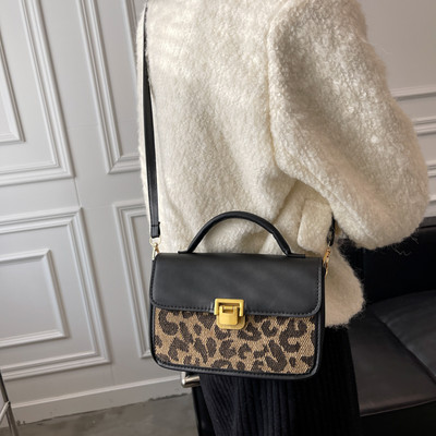 Σύγχρονη τσάντα με κούμπωμα και animal print