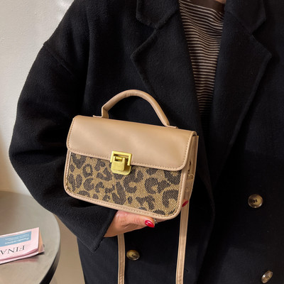 Σύγχρονη τσάντα με κούμπωμα και animal print
