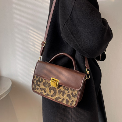 Σύγχρονη τσάντα με κούμπωμα και animal print